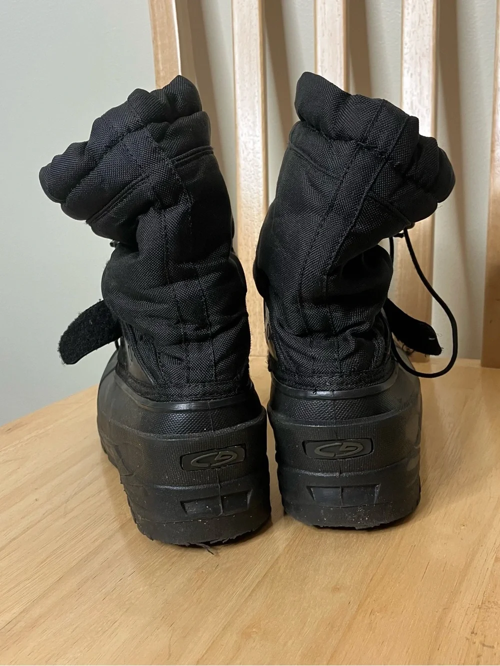 Kids black snow boots size 4 youth
